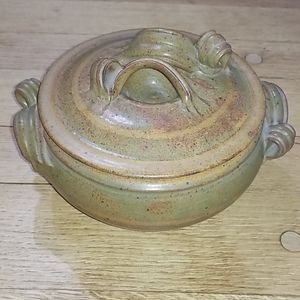 Hidden Valley pottery tureen/casserole dish. Hidden Valley pottery tureen/casserole dish.